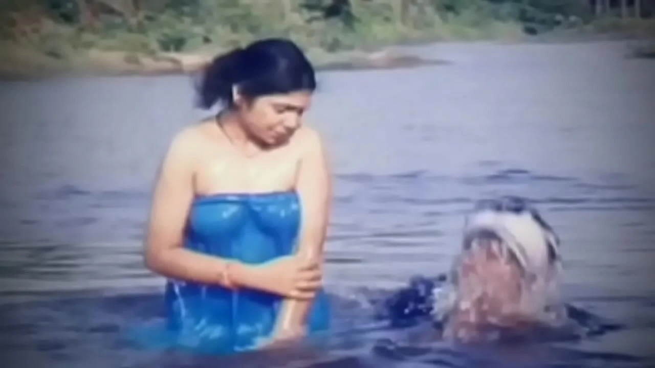 Aunty Boob Show