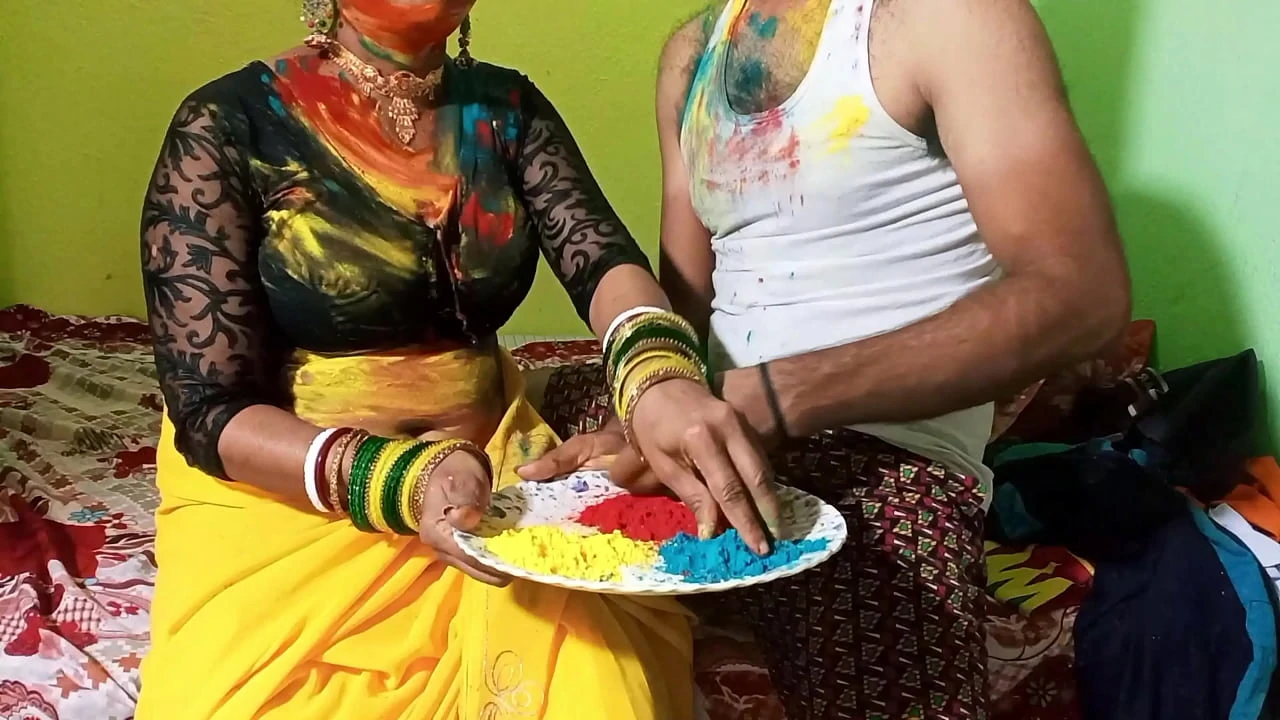 Bahu plays Holi with Sasurji on Holi by opening Bhurr Desi Bengali Chudai Video