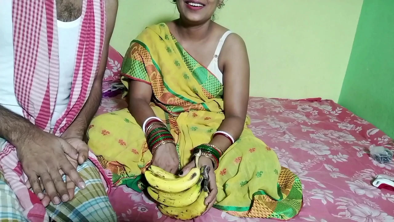 Banana seller fed his own banana cock to Bengali Bhabhi