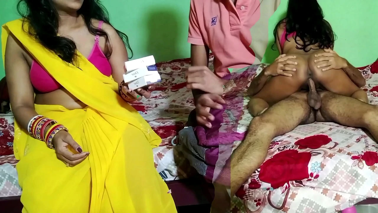 Bhabhi got fucked by the salesman while trying to buy cheap cosmetics