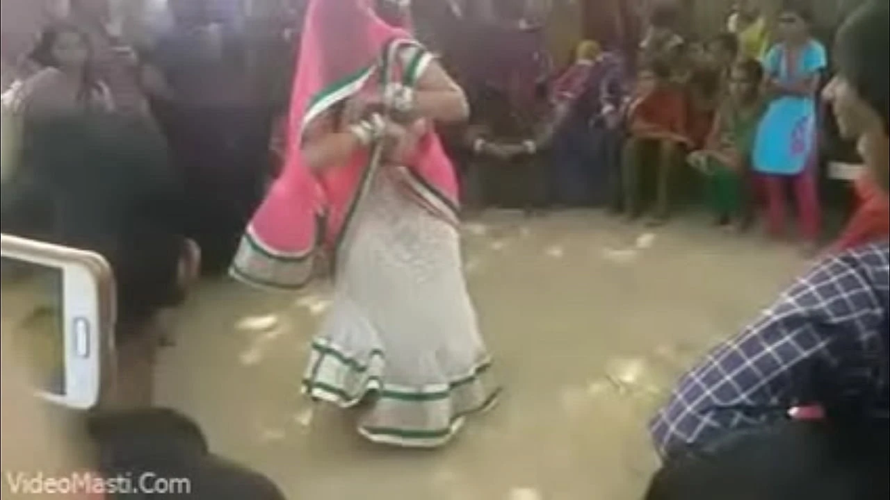 Bhabhiji Dancing On Bhojpuri Song In Gaon videomasti com