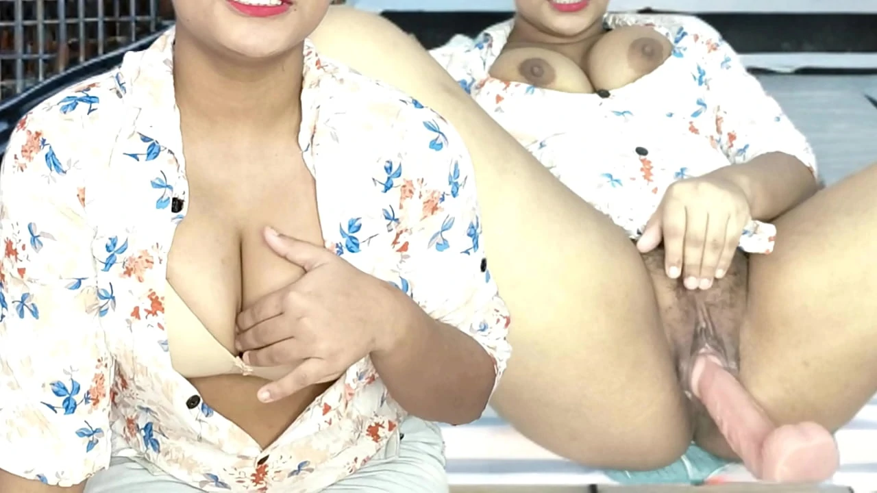 Big ass hot girl Urfi piss squirting with sex machine in hindi audio