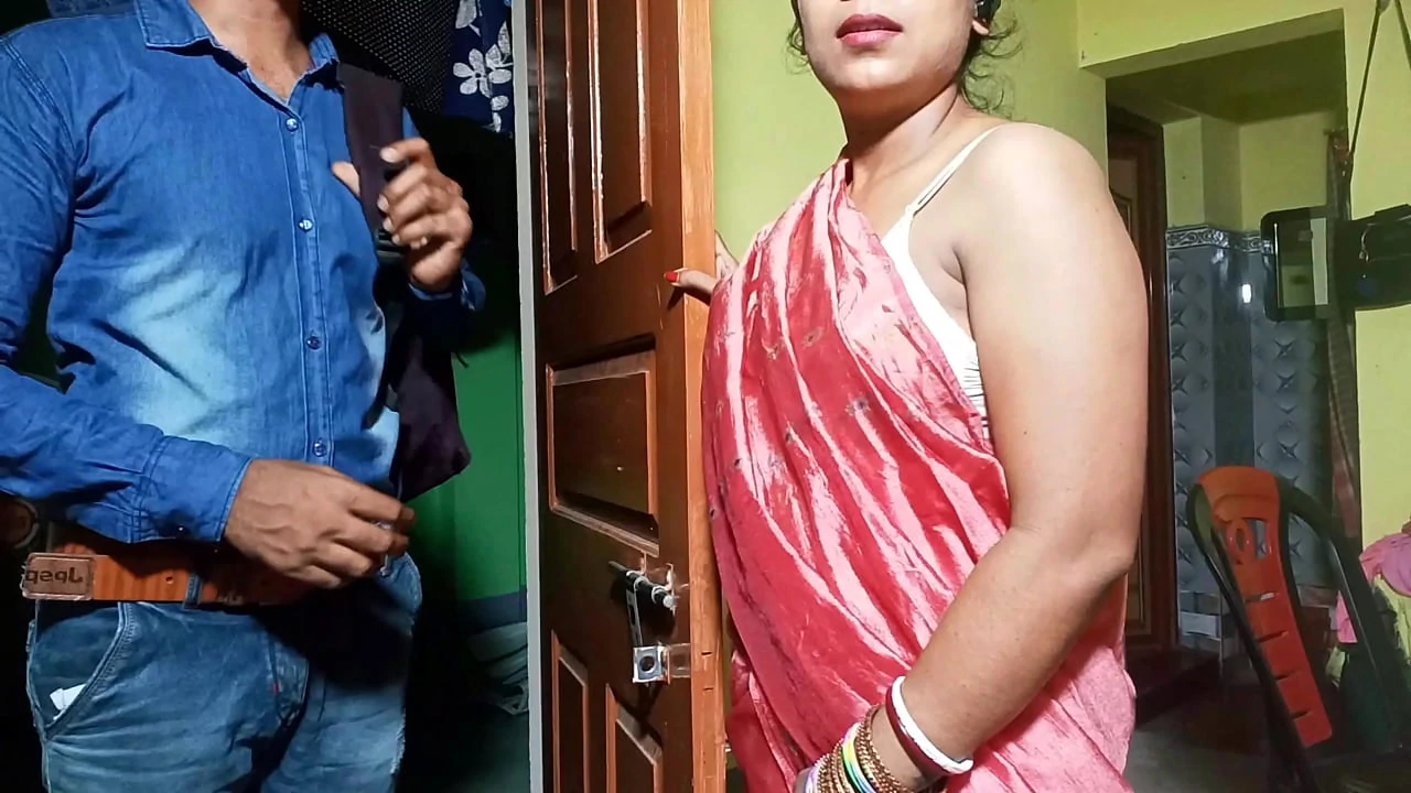 Bra salesman seduces sister in law to Chudayi Indian porn in clear Hindi voice