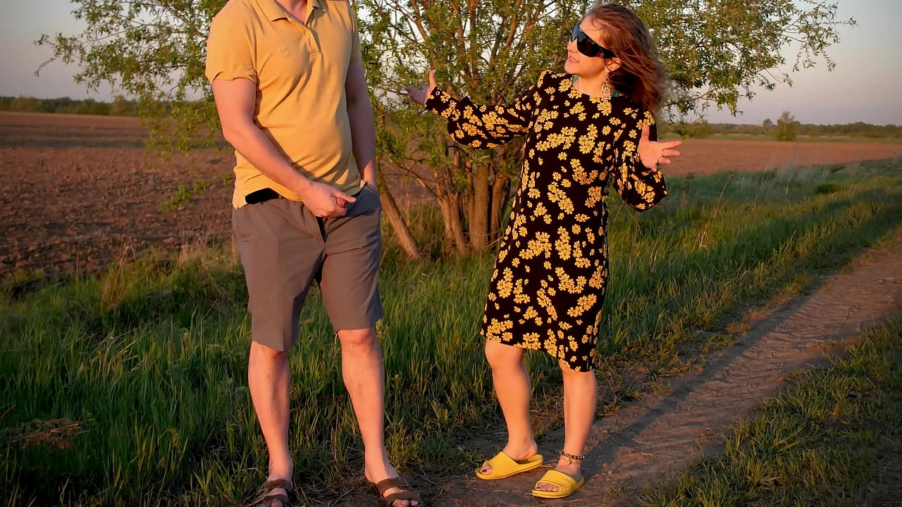 Cute saree bhabhi asked directions from a Desi stranger and was fucked hard in the scarlet sunset
