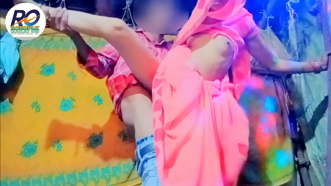 Desi bhabhi ki chupke se Ghar me saree uthake thokai