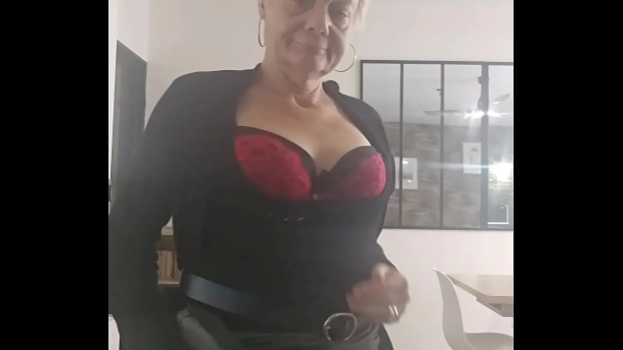 Hey my darlings today is my birthday your favorite mature MILF
