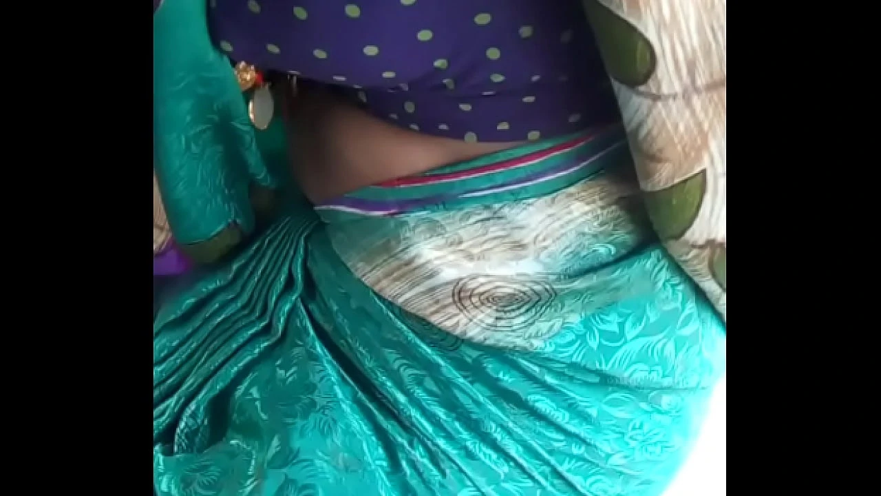 hot Telugu aunty showing boob s in auto