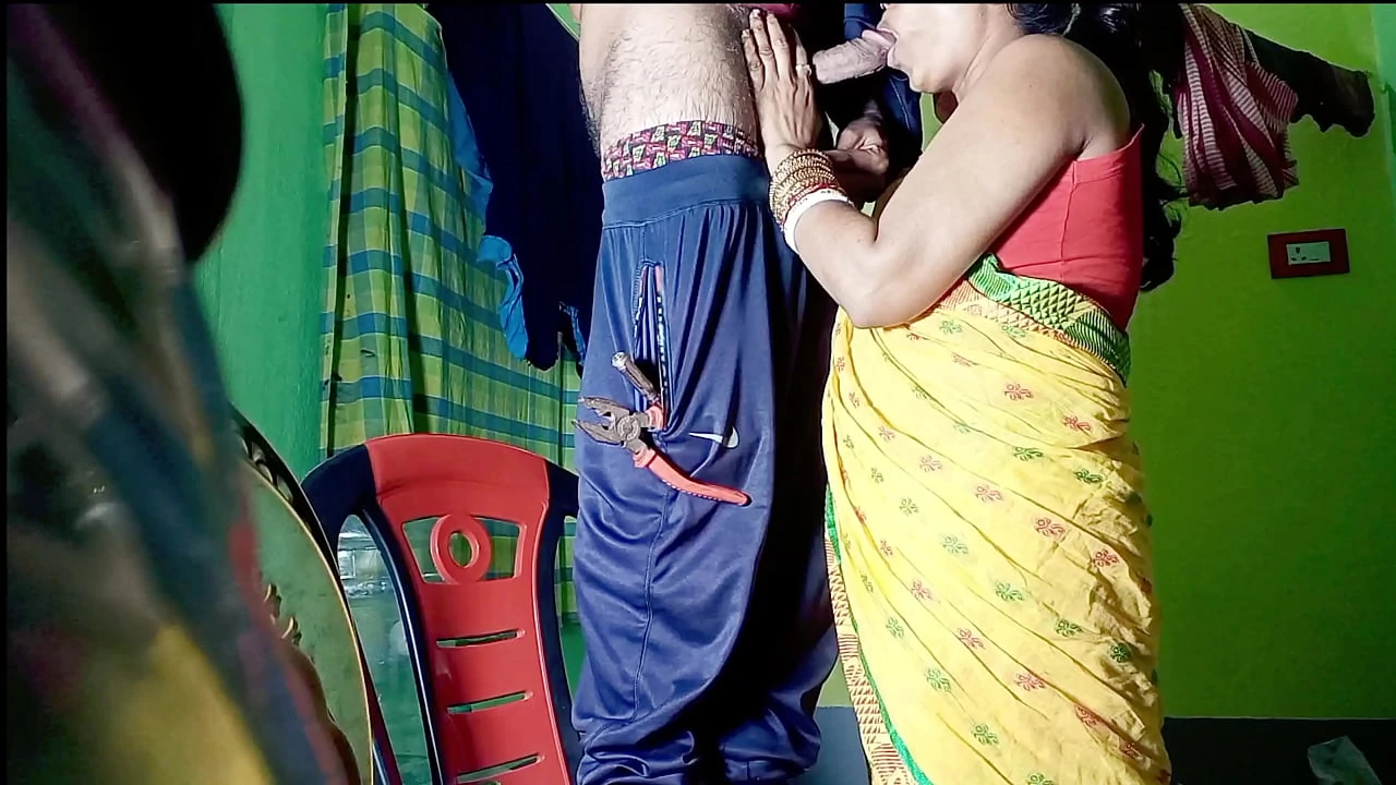 INDIAN Bhabhi XXX Wet pussy fuck with electrician in clear hindi audio Fireecouple