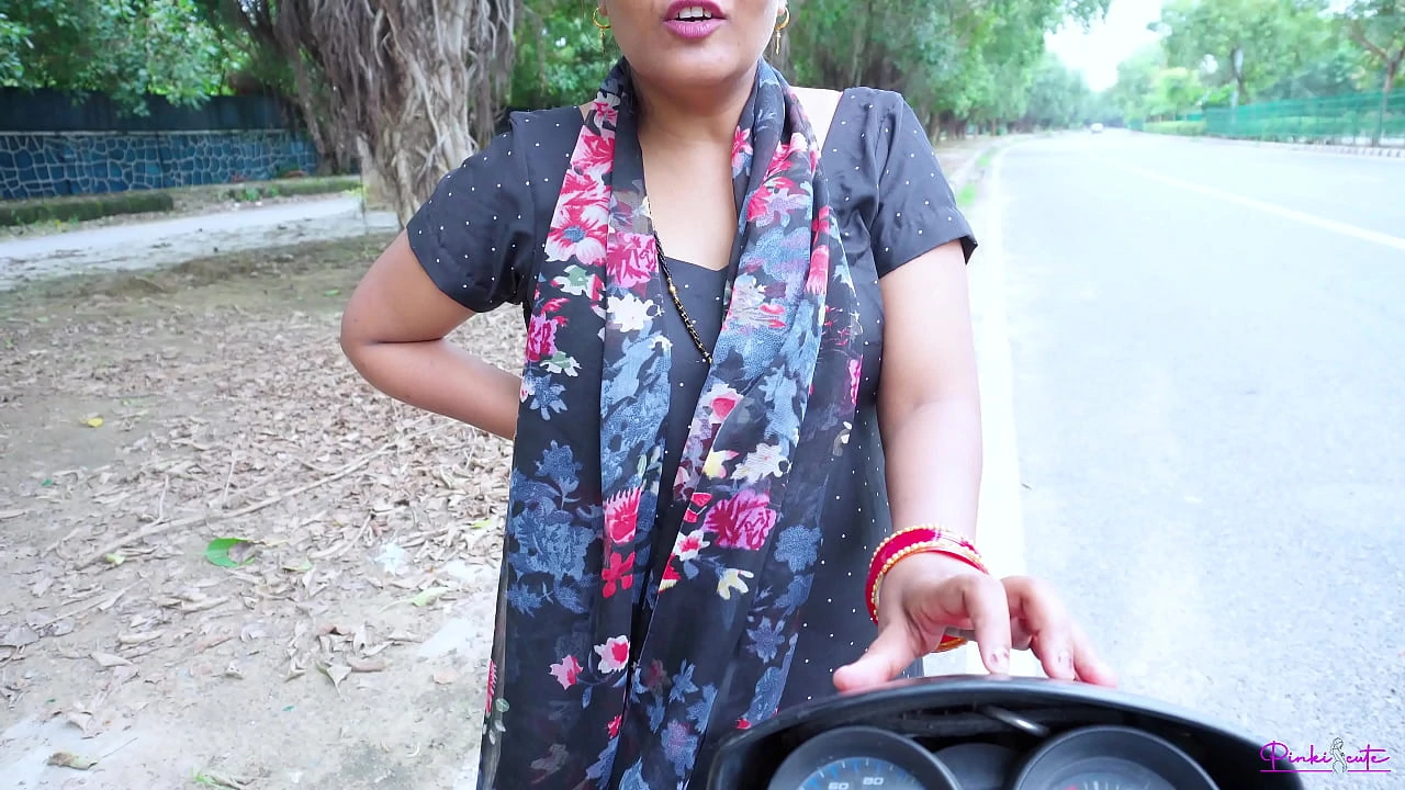 Indian Desi prostitute bhabhi dealing for Fuck with Client on road she fucked by him in Doggystyle with HINDI Audio