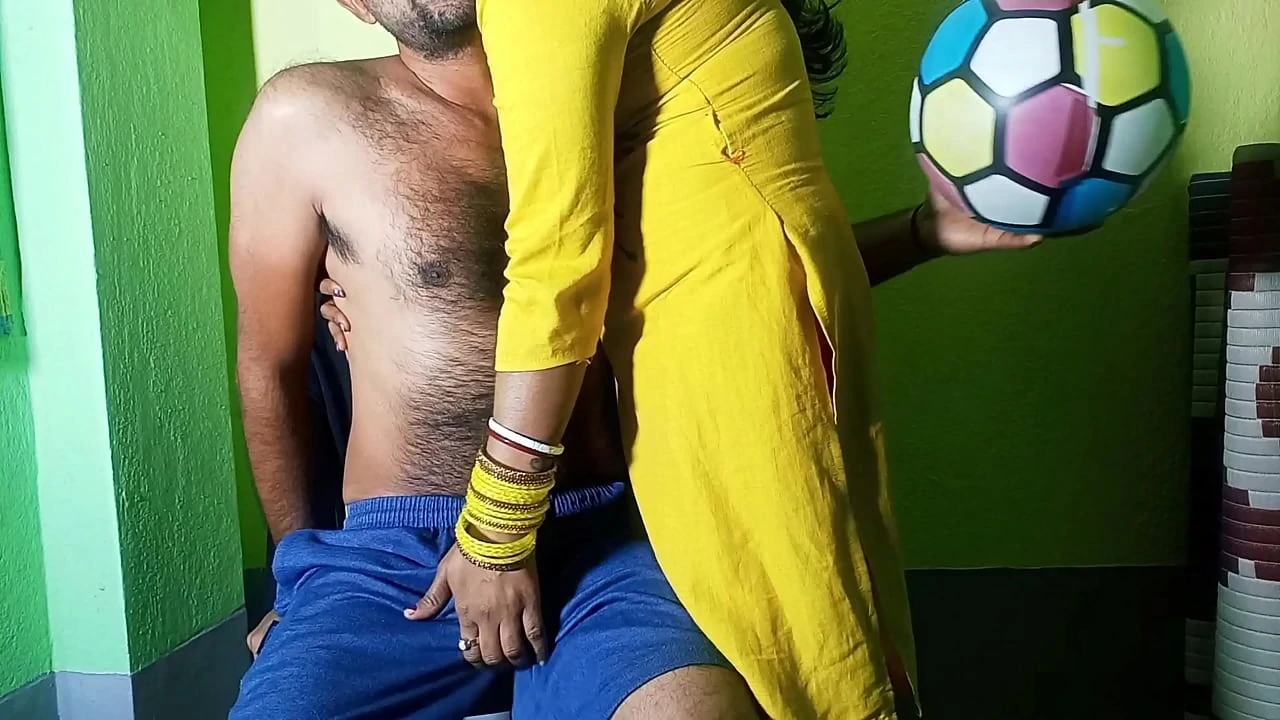 Indian XXX girl sex playing pussy fucking with volleyball Coach Girl Sex MMS