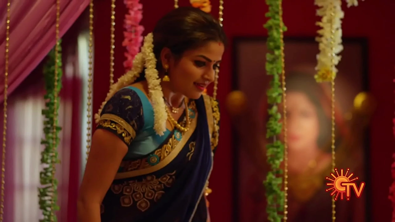 Nandhini Serial Nithya Ram Hot Seducing Moves with Cleavage Show
