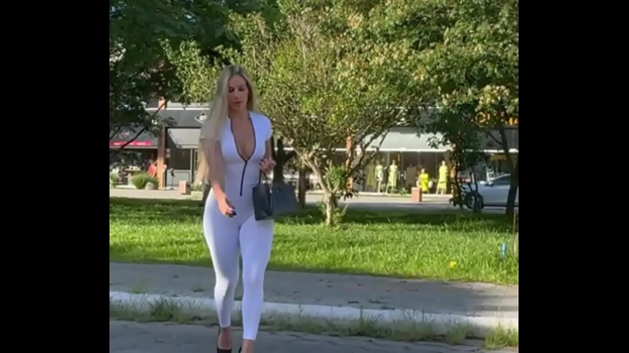 POWERFUL BLONDE