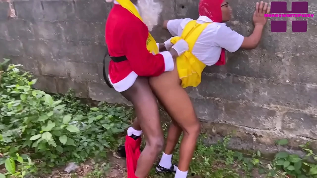 SANTA GAVE THE GIRL IN HIJAB SWEET AND SHE GAVE HIM PUSSY AS GIFT ALSO PLEASE SUBSCRIBE TO RED