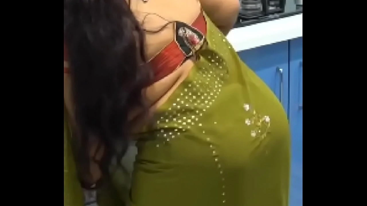 Saree gaand booty