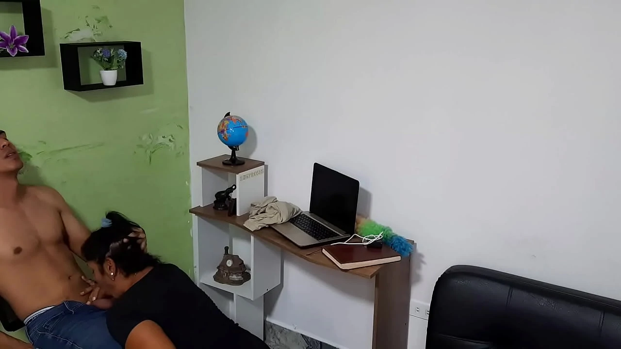 The employee is late for work and makes up for her delay with a good blowjob