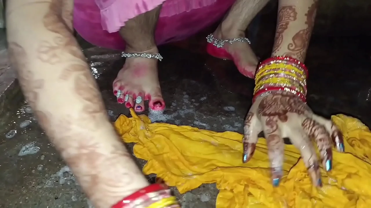 Voluptuous bhabhi peeing in bathroom porn in hindi